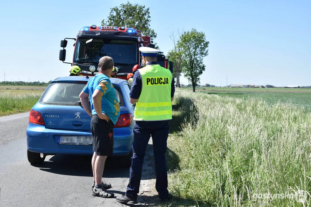 Kolizja na drodze powiatowej w Lipiu (gm. Piaski). Przewrócony samochód w polu