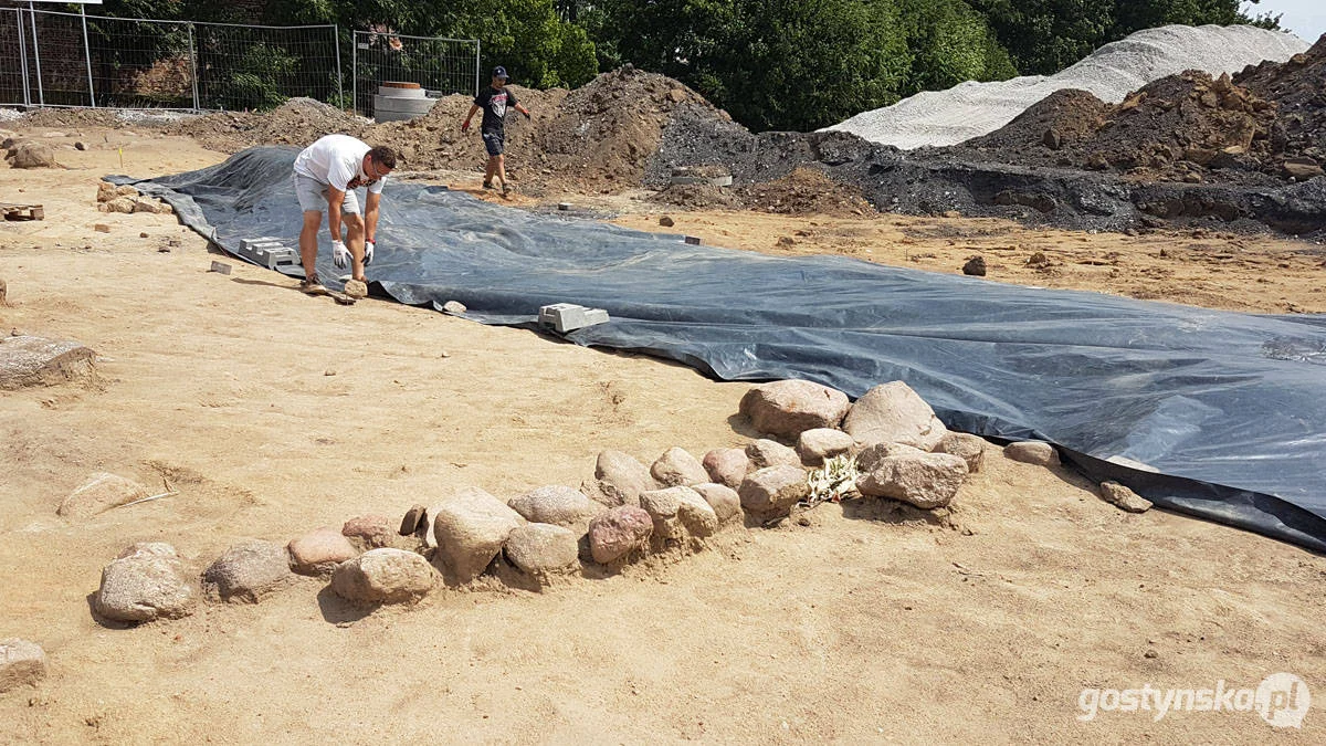 Wykopaliska na Świętej Górze k. Gostynia - wizytacja wojewódzkiego konserwatora zabytków