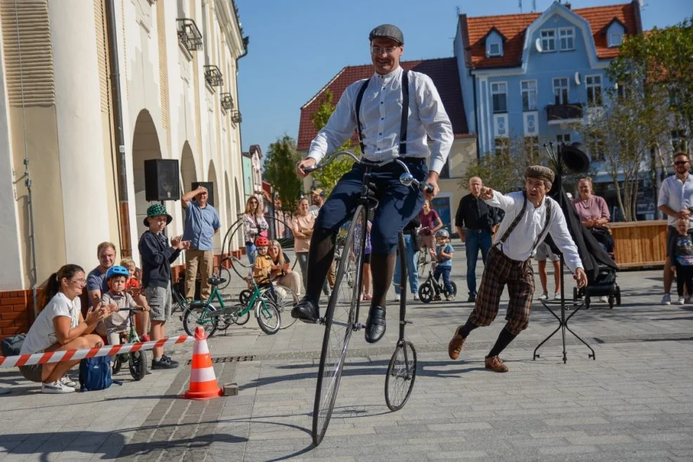 Publiczność z podziwem obserwowała akrobacje na bicyklach w Jarocinie