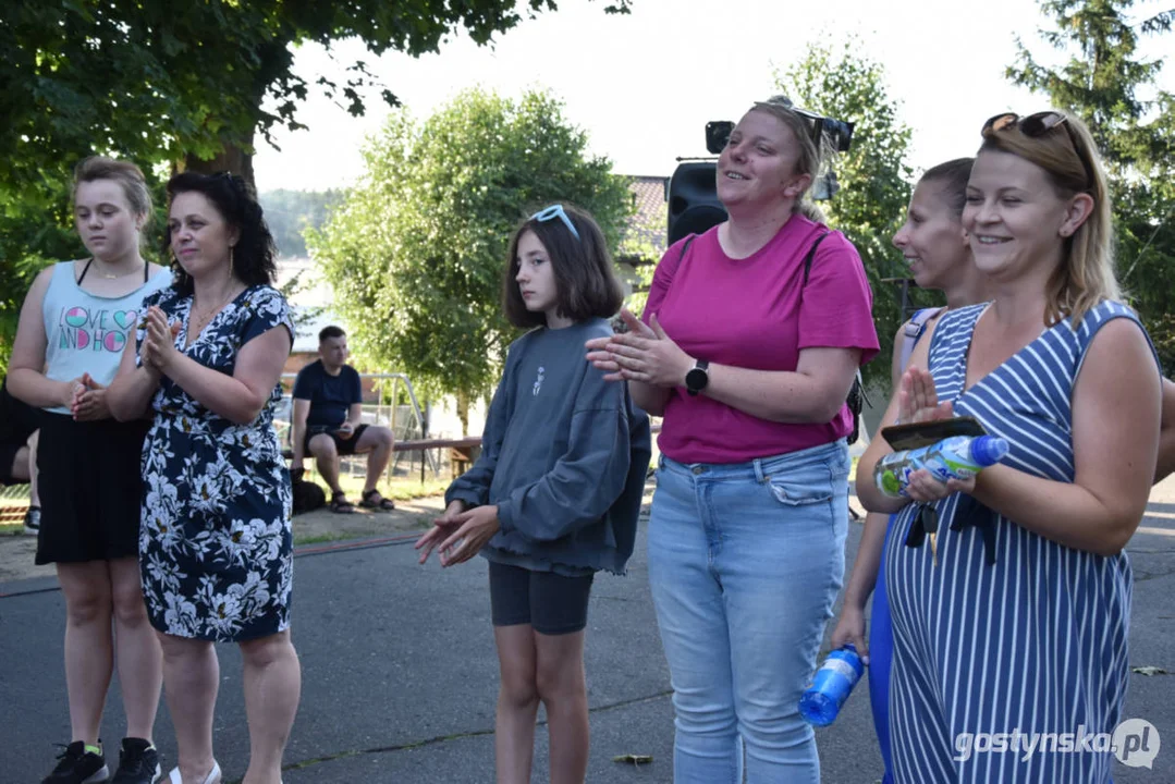 Plenerowy teatr w Piaskach. Niezapomniane przeżycia przy „Zapomnianej historii”, udana zabawa w „Polowanie na motyle”