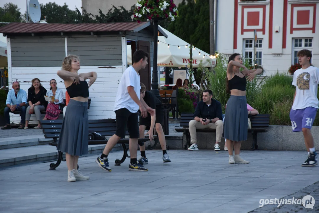 Spektakl teatralny na gostyńskim rynku