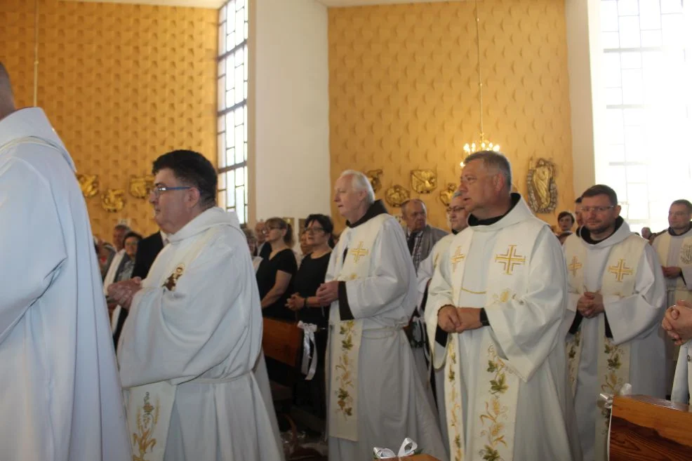 Tablica dla ojca Sylwina Wojdanowicza oraz jubileuszowy zjazd franciszkanów w Jarocinie