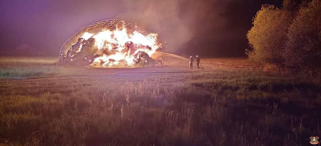 Akcja gaszenia pożaru stogu w Kromolicach (gm. Pogorzela)