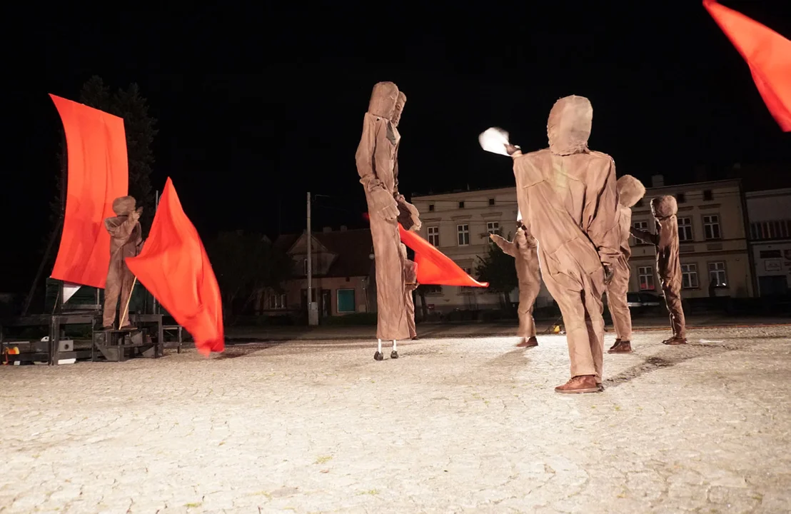 Rozpoznani Nierozpoznani... rzeźby Magdaleny Abakanowicz w przejmującym spektaklu Teatru Ewolucji Cienia w Pogorzeli - Zdjęcie główne