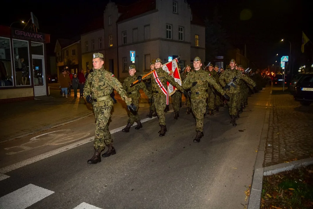 Obchody Święta Niepodległości w Jarocinie. Capstrzyk w parku mjr. Zbigniewa hr. Ostroroga-Gorzeńskiego