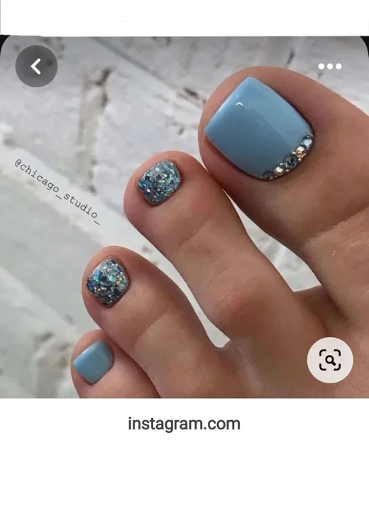 Niebieskie paznokcie u stóp