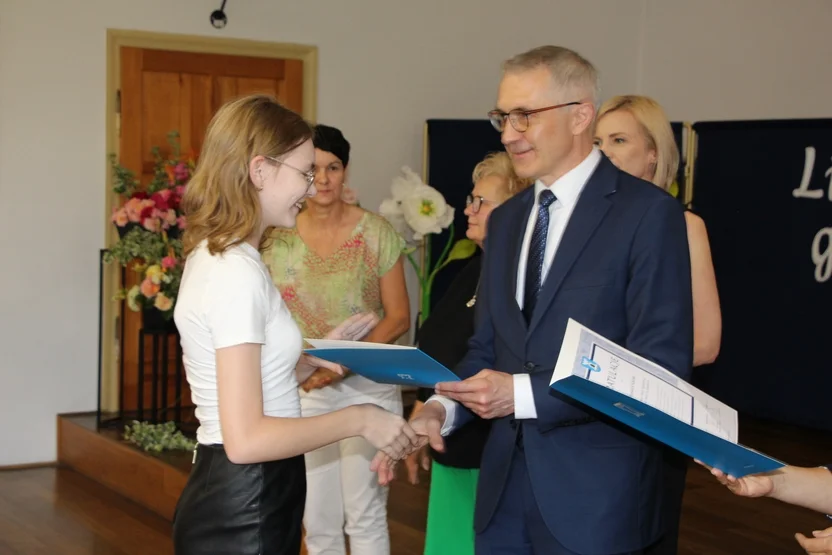 Absolwenci szkół podstawowych odebrali w Pleszewie listy gratulacyjne