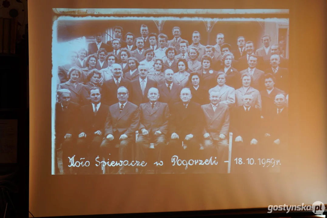 Miłośnicy starych fotografii w pogorzelskiej bibliotece