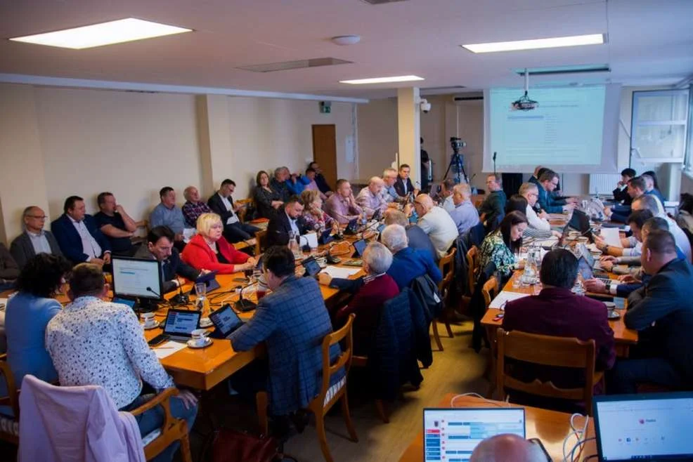 Meżczyzna z maczetą na powiedzeniu Rady Miejskiej w Jarocinie przeprasza radnych