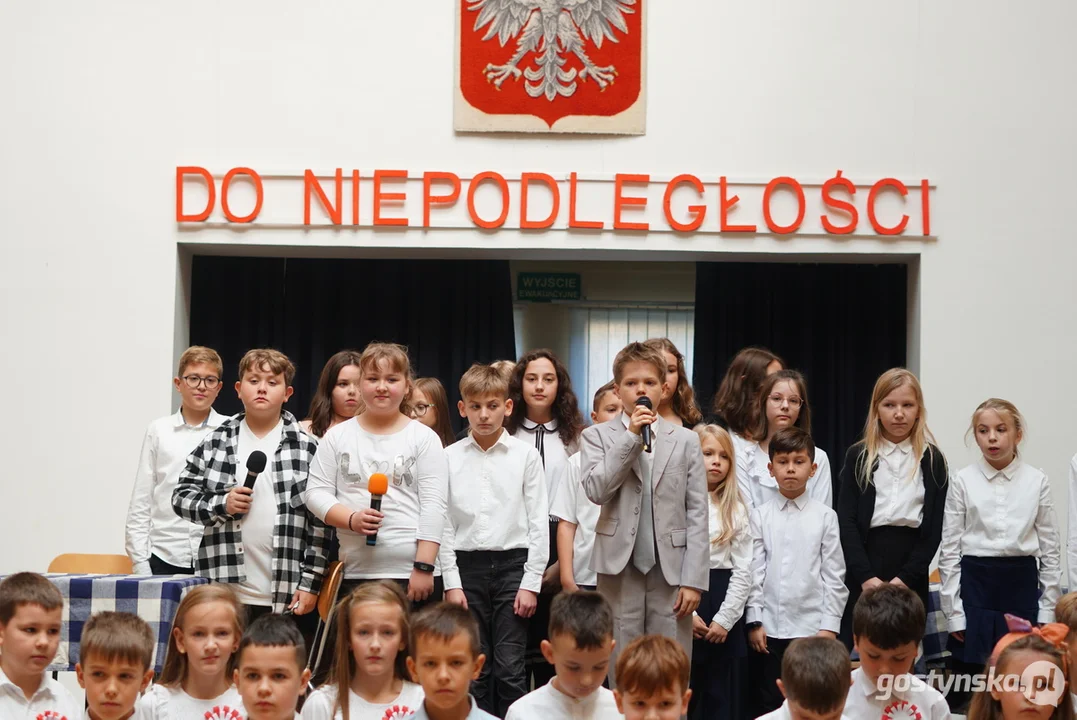 Patriotycznie w Szkole Podstawowej z Oddziałami Integracyjnymi im. M. Kopernika w Piaskach