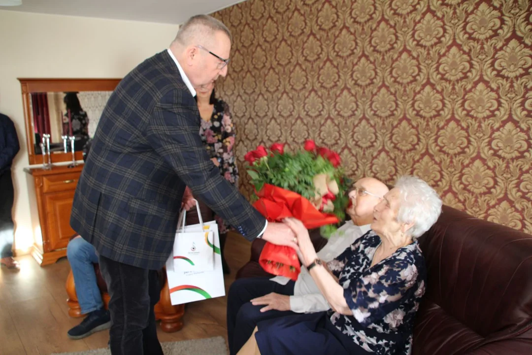 Państwo Majsnerowscy przeżyli razem 70 lat. Z życzeniami do dostojnych jubilatów przybył burmistrz Jaraczewa - Zdjęcie główne