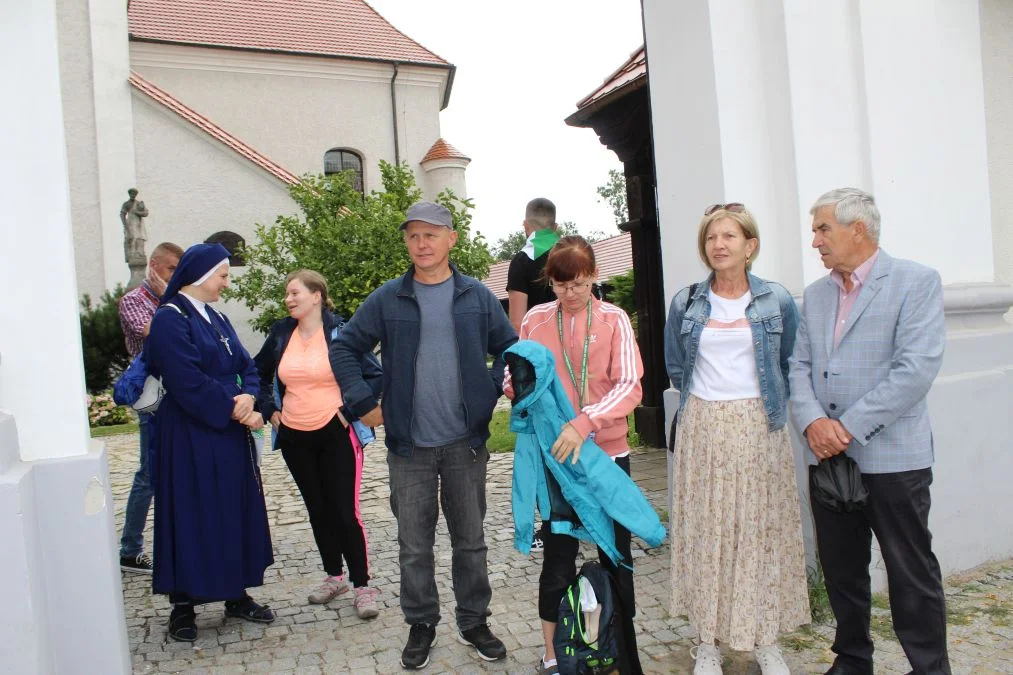 Grupa biało-zielona w drodze z Jarocina na Jasną Górę