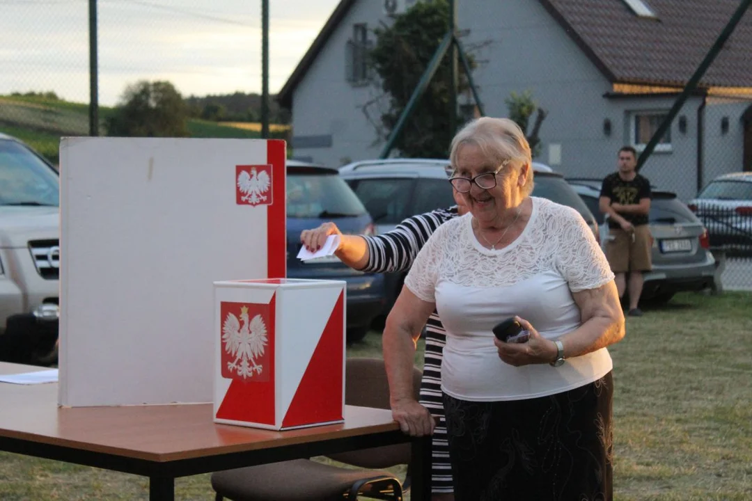 Po trzech tygodniach chciano odwołać sołtyskę Brzóstkowa. Zaskakujący wynik zebrania wiejskiego