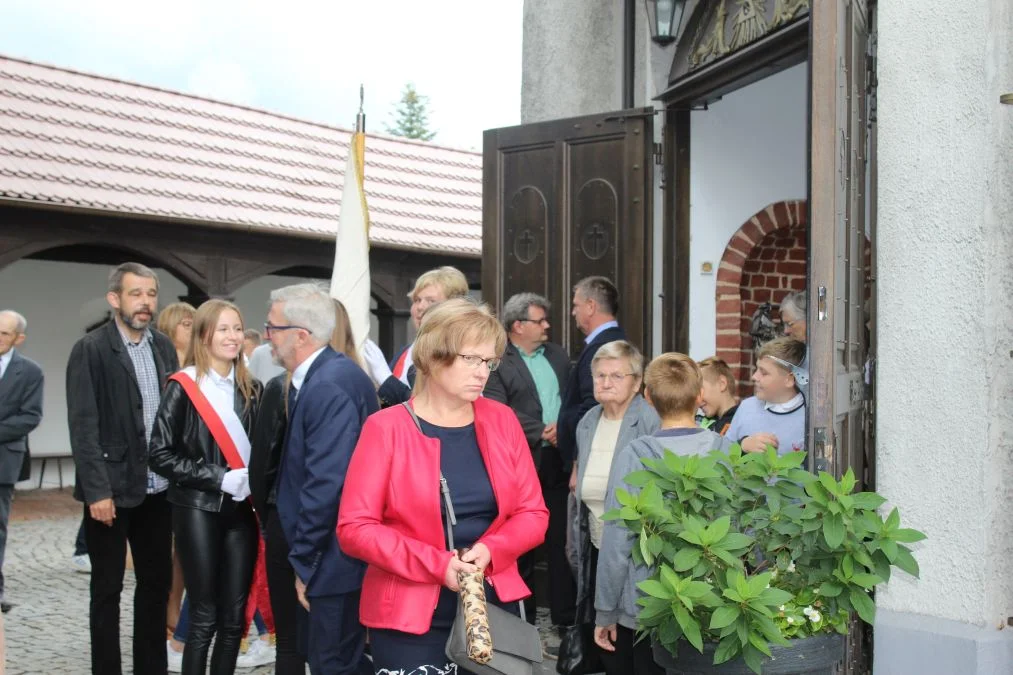 Jarocin. Odsłonięcie tablicy poświęconej kolporterom gazety konspiracyjnej "Dla Ciebie, Polsko" i koncert patriotyczny w JOK-u