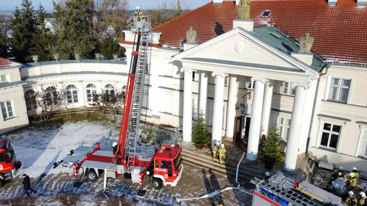 Podpalenie pałacu i ratowanie dwóch nieprzytomnych osób. Co się działo w muzeum w Śmiełowie? - Zdjęcie główne