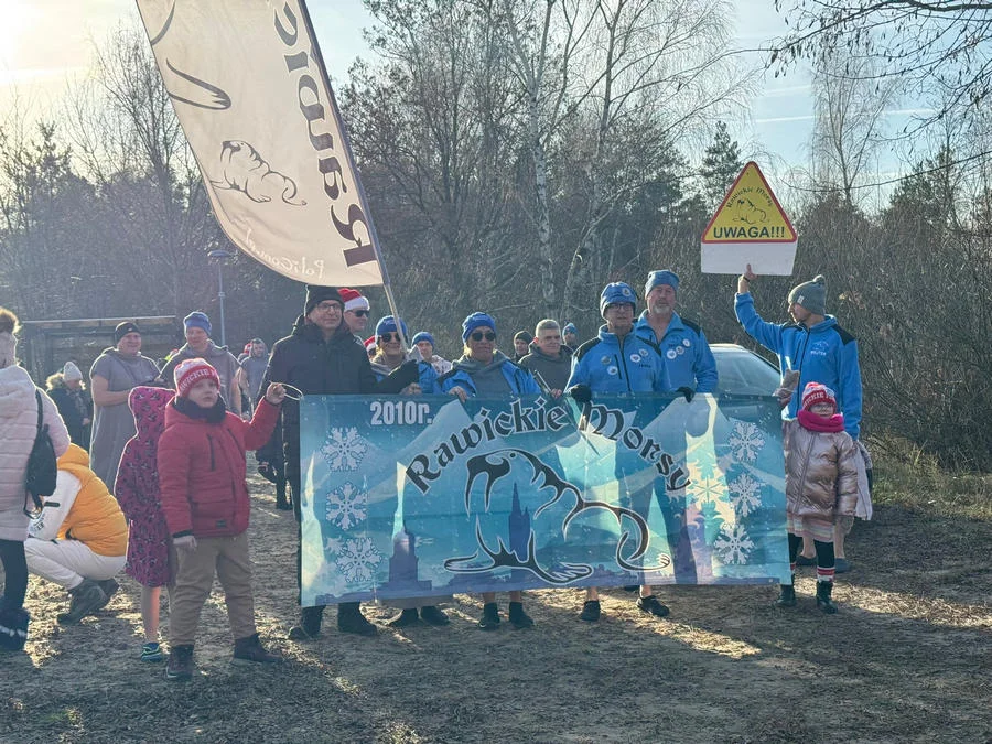 Charytatywne morsowanie na poligonie. Kilka grup wspólnie weszło do wody [ZDJĘCIA] - Zdjęcie główne