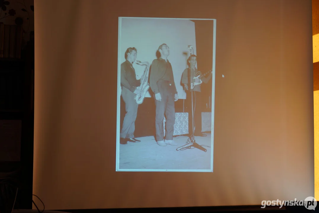 Miłośnicy starych fotografii w pogorzelskiej bibliotece