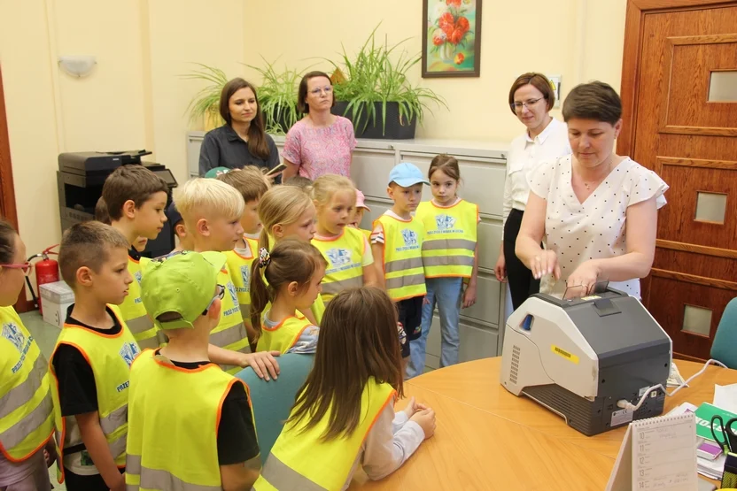 Przedszkolaki z Bajki odwiedzili Bank Spółdzielczy w Pleszewie