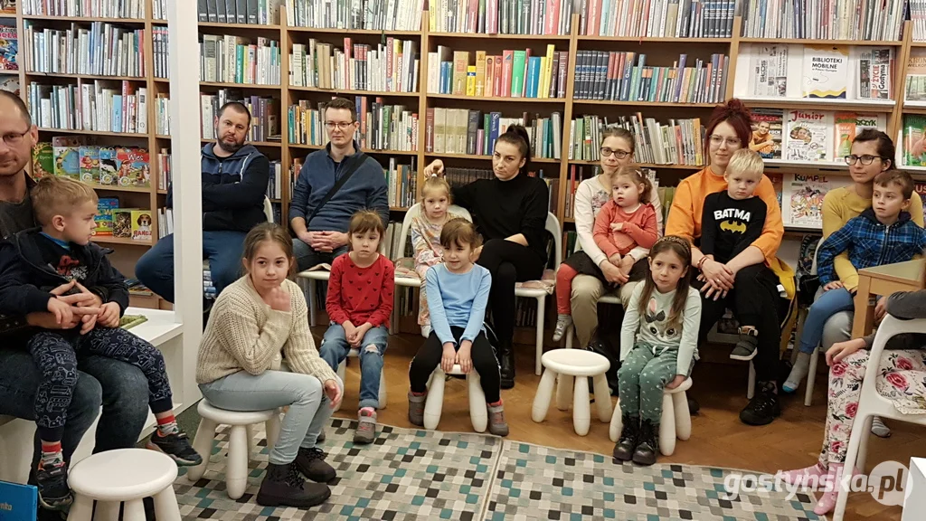 Międzynarodowy Dzień Postaci z Bajek - Głośne Czytanie w bibliotece miejskiej w Gostyniu