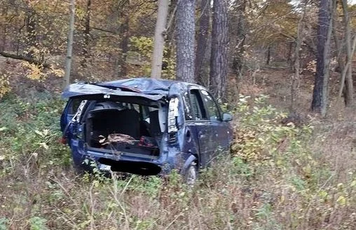 Samochód dachował w Bachorzewie. W wyniku wypadku kierowca trafił do szpitala [AKTUALIZACJA] - Zdjęcie główne