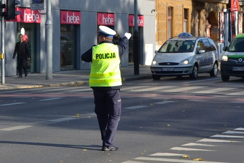 Policjant kieruje ruchem. Jak się zachować?