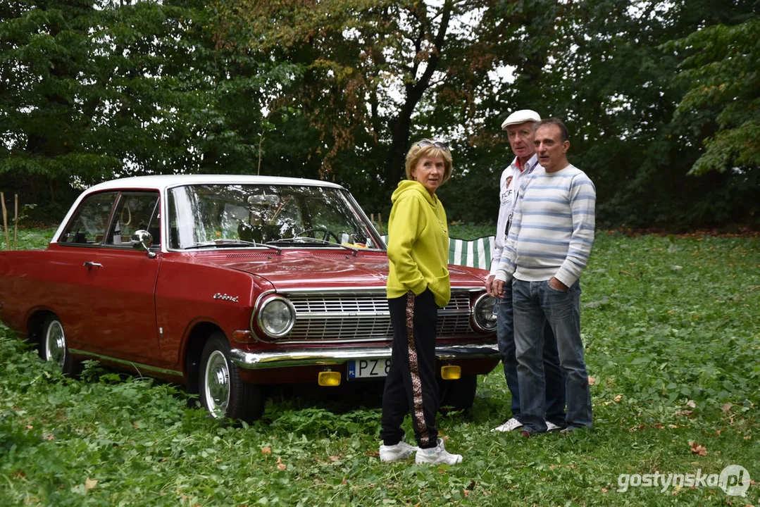 Zlot samochodów retro w Zamku Wielkopolskim w Rokosowie