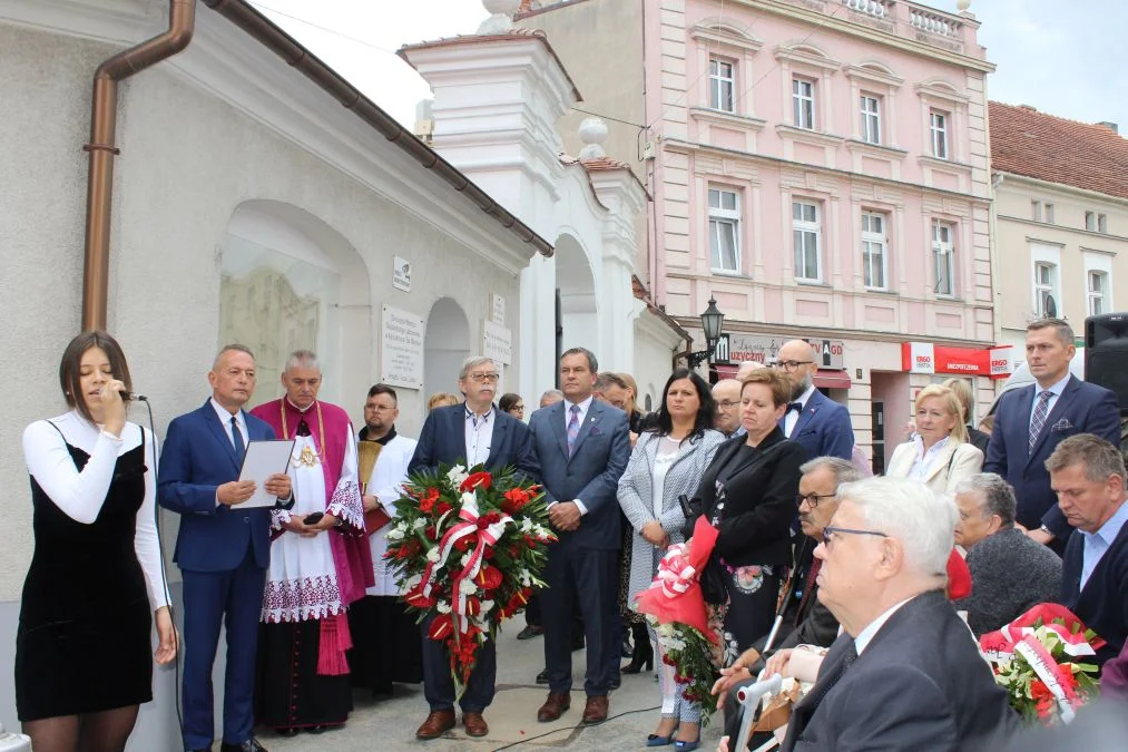 Jarocin. Odsłonięcie tablicy poświęconej kolporterom gazety konspiracyjnej "Dla Ciebie, Polsko" i koncert patriotyczny w JOK-u