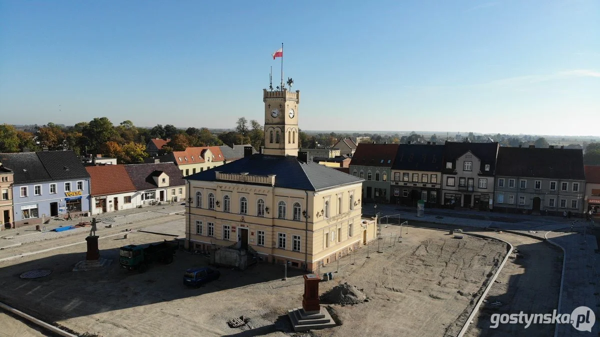 Przebudowa rynku w Krobi. Co się dzieje na placu budowy po zerwaniu umowy z wykonawcą