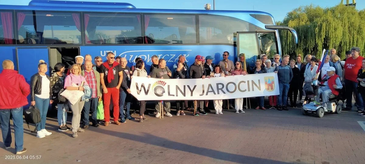 Popierający opozycję Polacy ruszają do Warszawy na marsz. Jarocin również