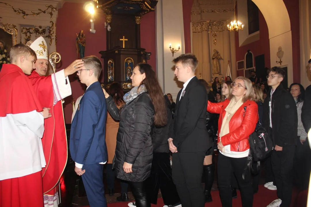 93 bierzmowanych uczniów w parafii św. Marcina w Jarocinie. Proboszcz dziękował za hojność  [ZDJĘCIA] - Zdjęcie główne