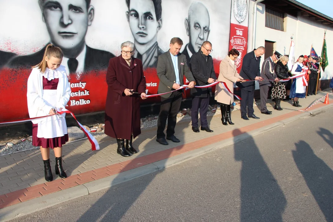 Mural upamiętniający zrzut broni dla Armii Krajowej odsłonięto w Czerminie w ubiegłym roku