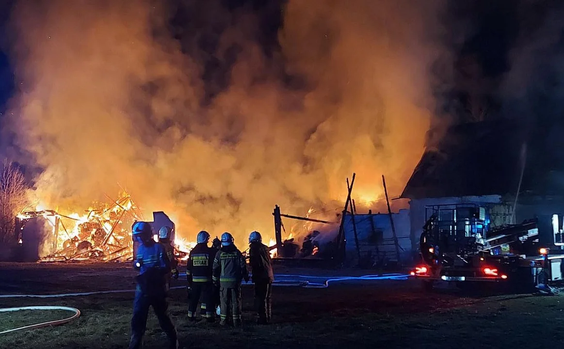 Duży pożar stodoły w Kretkowie gm. Żerków. Strażacy w akcji