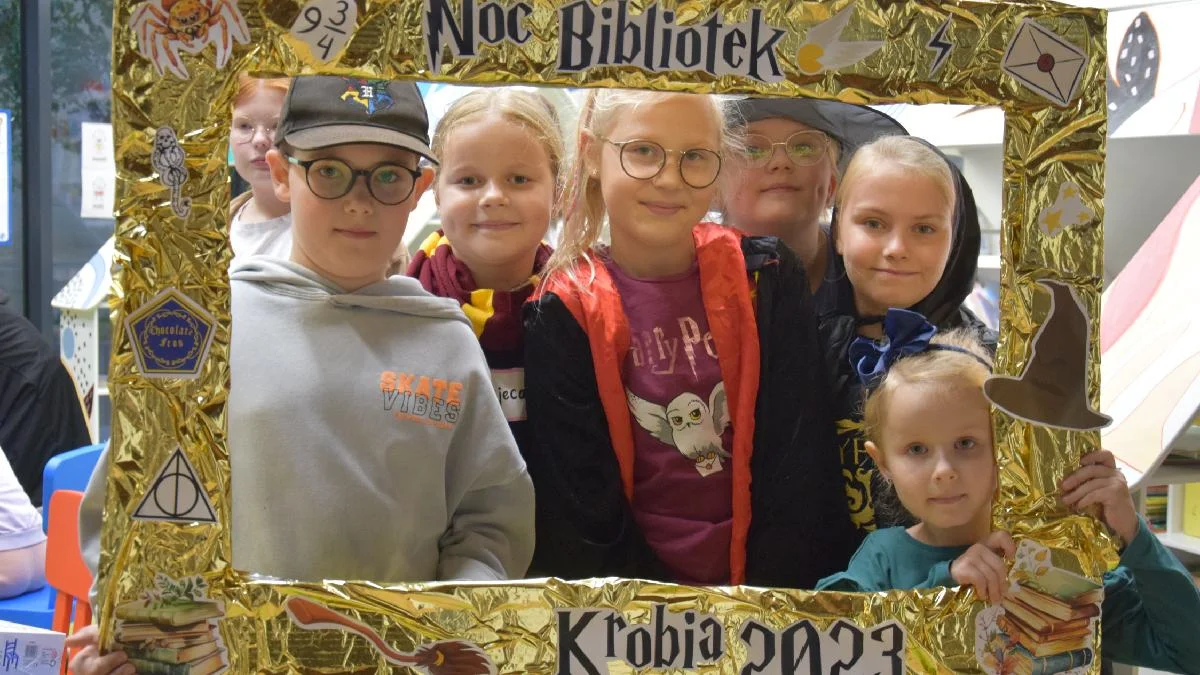 Noc Bibliotek w Krobi. W KROB_KULT był pokaz magii i czytanie książek o Harrym Potterze - Zdjęcie główne