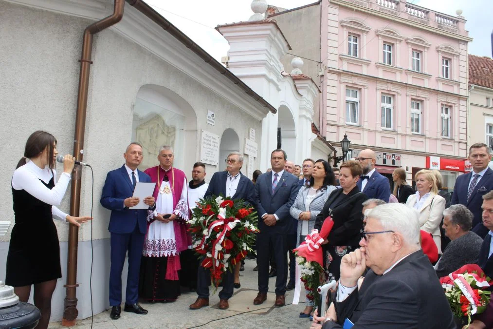 Jarocin. Odsłonięcie tablicy poświęconej kolporterom gazety konspiracyjnej "Dla Ciebie, Polsko" i koncert patriotyczny w JOK-u