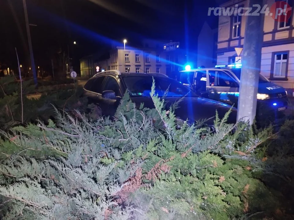 Kolizja w Rawiczu. 21-latek wjechał na wysepkę, uderzył w latarnię