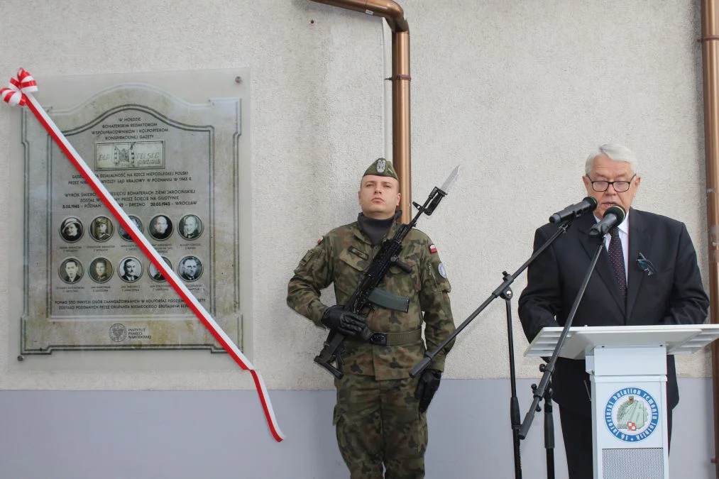 Jarocin. Odsłonięcie tablicy poświęconej kolporterom gazety konspiracyjnej "Dla Ciebie, Polsko" i koncert patriotyczny w JOK-u