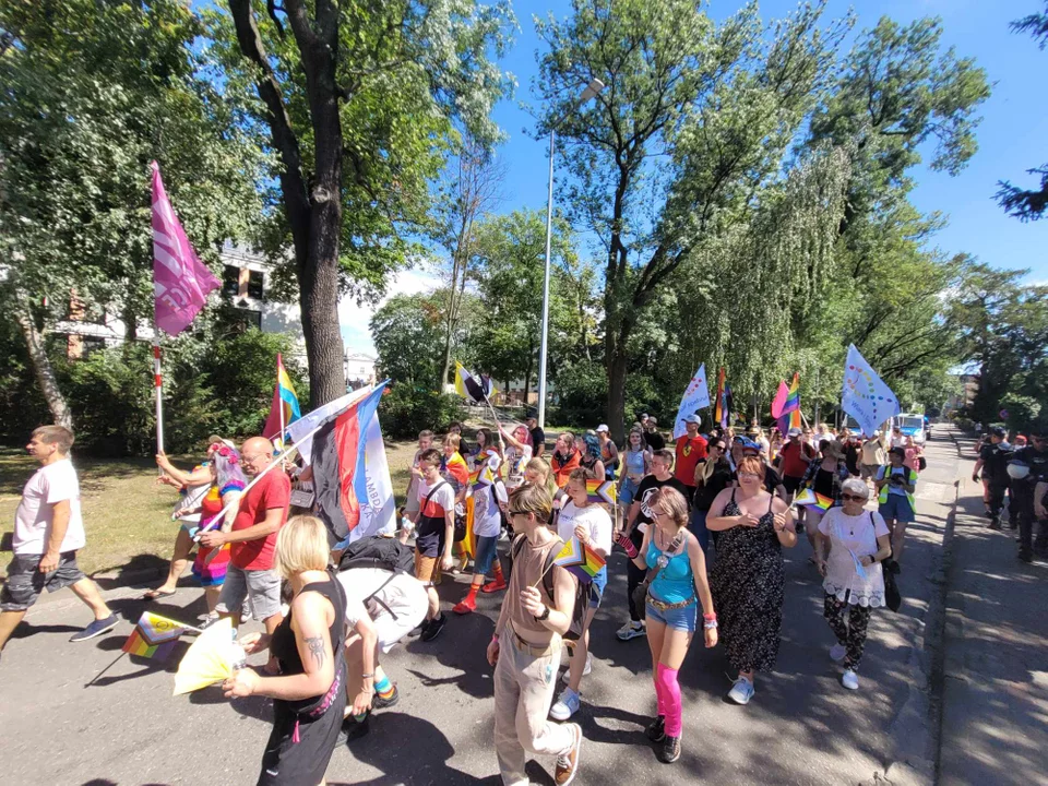 Marsz Równości po sąsiedzku. Na trasie pojawili się kontrmanifestanci [ZDJĘCIA] - Zdjęcie główne