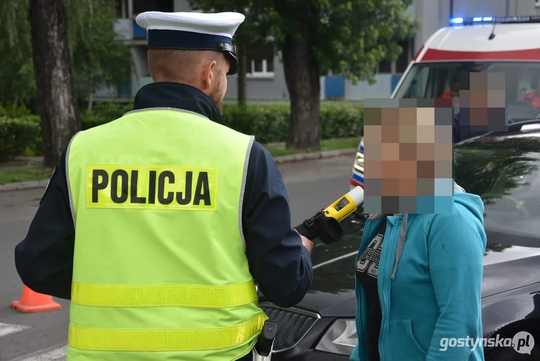 Zderzenie kia i skody na skrzyżowaniu ul. Hutnika i Polnej w Gostyniu