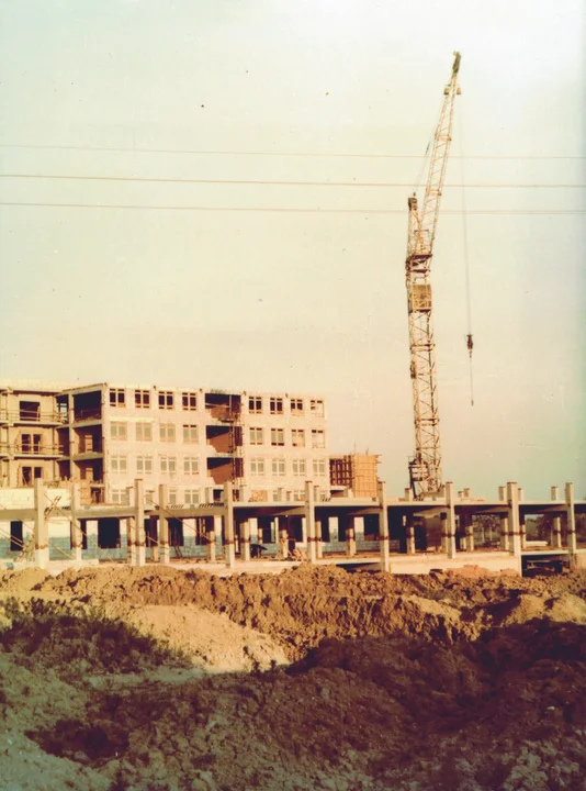 Budowa szpitala. Pawilon C w budowie. W tle pawilon A. 1980 rok