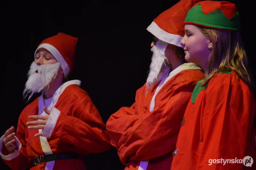 Spektakl "Gdzie jesteś Święty Mikołaju?' w wykonaniu Grupy Teatralnej "Na Fali" z Krobi