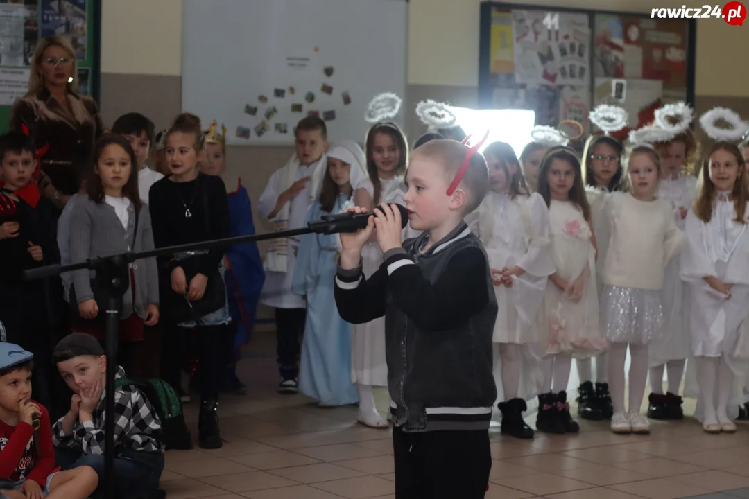 Jasełka, życzenia i poczęstunek w szkole w Sierakowie