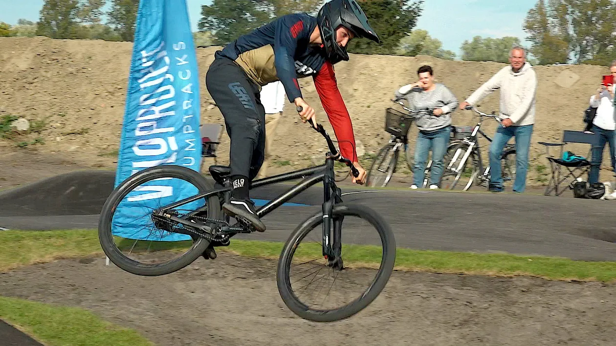 440 metrów torów i skateplaza. Pumptrack w Rawiczu otwarty - Zdjęcie główne