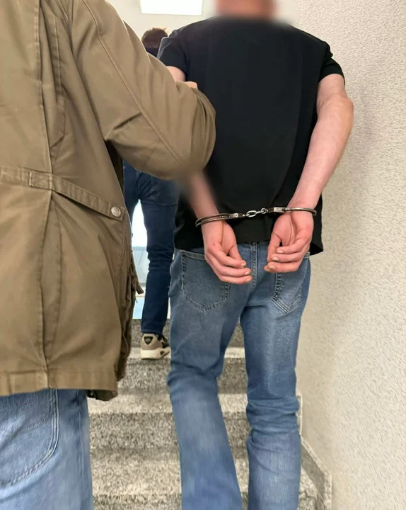 Zatrzymanie podejrzanego o pobicie i handel narkotykami 29-letniego mieszkańca gminy Piaski