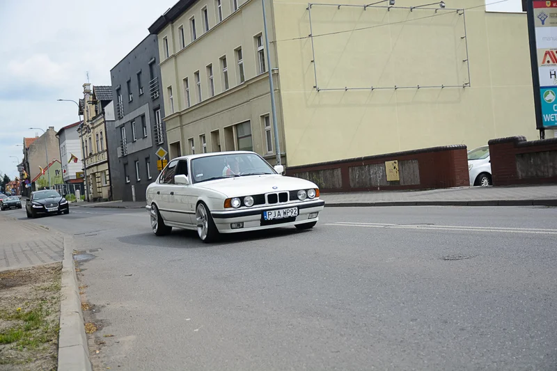 Wystawa zabytkowych pojazdów w Jarocinie z okazji Święta Flagi