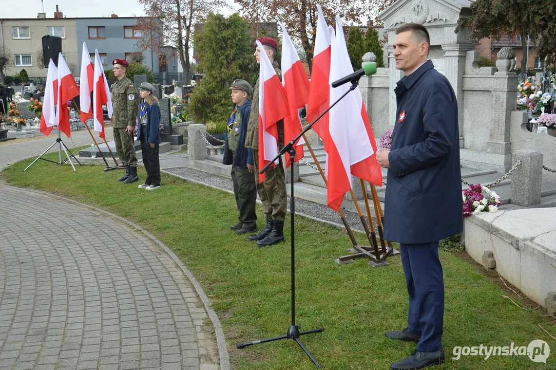 Przemarsz i uroczystości na cmentarzu w dniu 11 listopada w Krobi