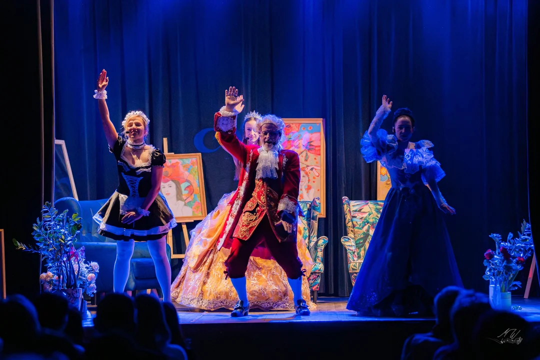 „Walercia” dostarczyła sporo śmiechu. Teatr Arte wystąpił w Dobrzycy - Zdjęcie główne