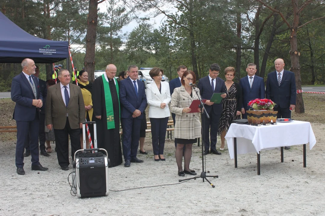 Minister Marlena Maląg otworzyła drogę Białobłoty-Orlina Duża. Towarzyszyli jej posłowie i samorządowcy