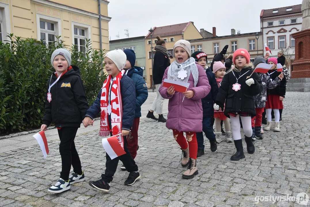 Przemarsz z flagami przedszkolaków z Przedszkola Samorządowego "Pod Świerkami" w Krobi