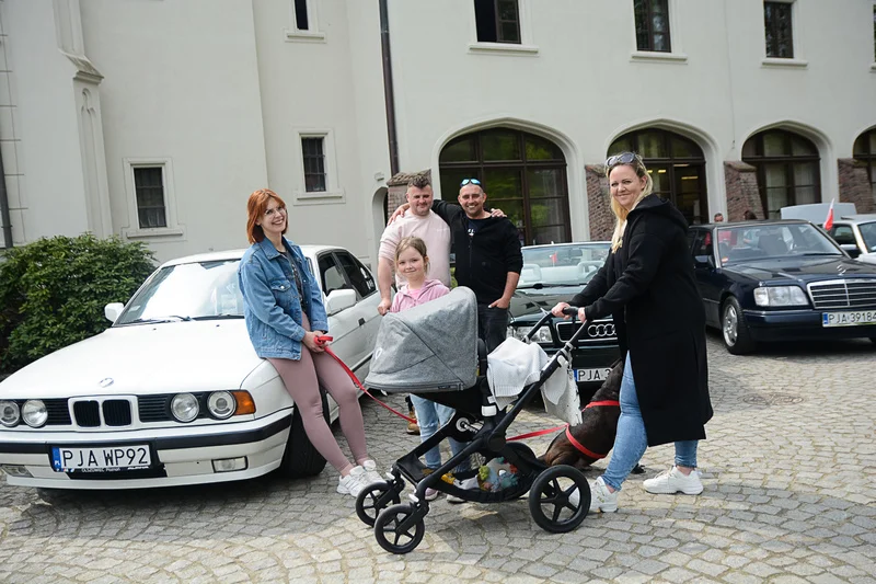 Wystawa zabytkowych pojazdów w Jarocinie z okazji Święta Flagi