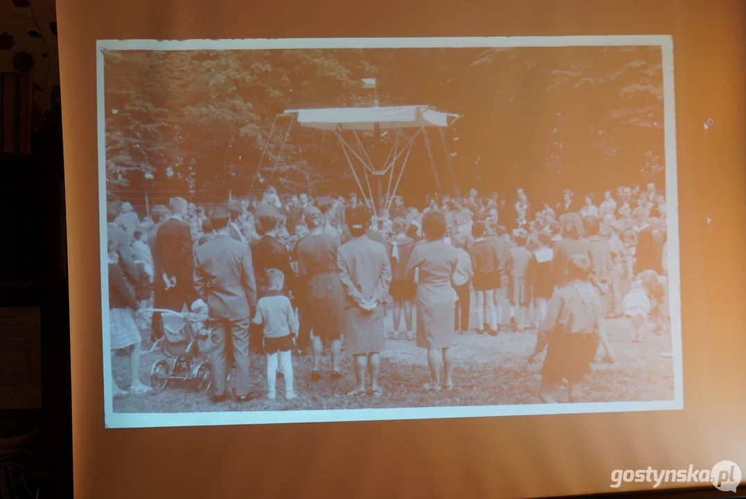 Miłośnicy starych fotografii w pogorzelskiej bibliotece